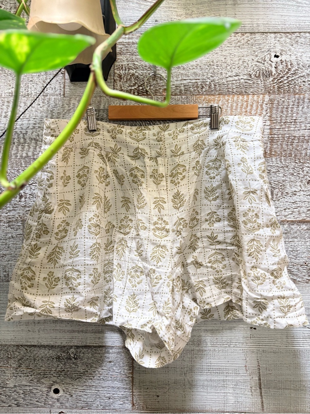 Piper | High-Rise 100% Linen Botanical Print Shorts - Women's US 10, White/Olive